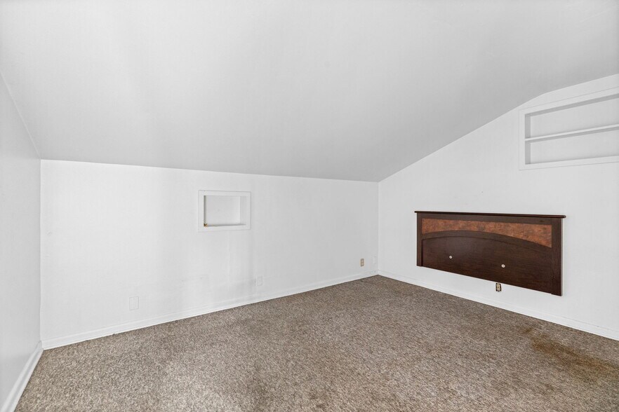 More Photos Of 805 N Magnolia Ave, Luling Flex For Sale