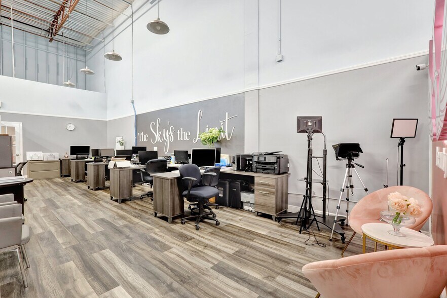 More Photos Of 1200 S Rogers Cir, Boca Raton Warehouse For Lease