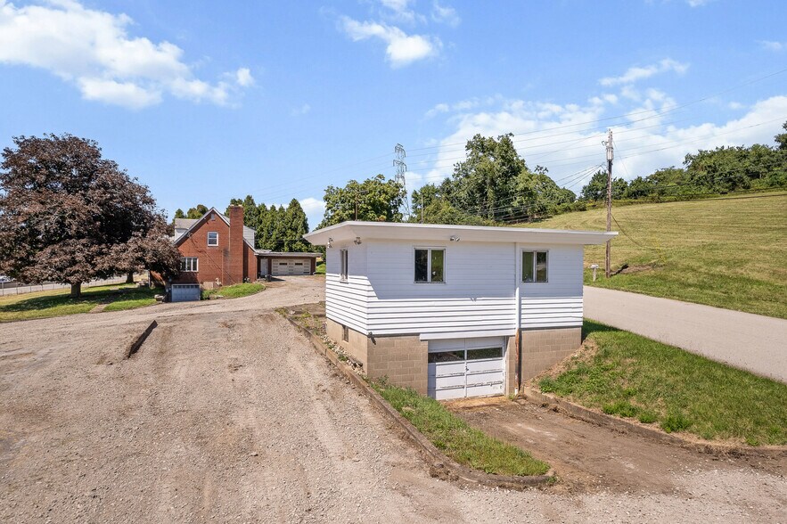 More Photos Of 810 Carlton Dr, Bentleyville Office For Lease