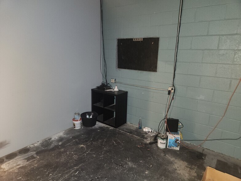 More Photos Of 104 E 38th St, Odessa Storefront For Lease