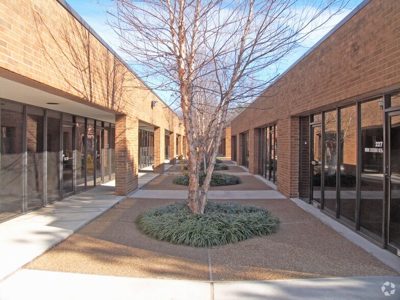 More Photos Of 9047 Executive Park Dr, Knoxville Office For Lease