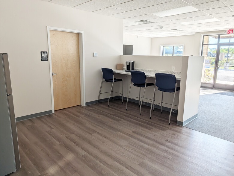 More Photos Of 2 Lear Jet Lane, Latham Light Manufacturing For Lease