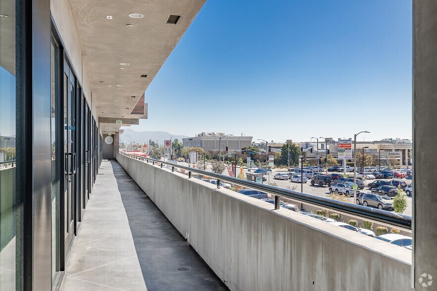 More Photos Of 13755 Roscoe Blvd, Panorama City General Retail For Lease