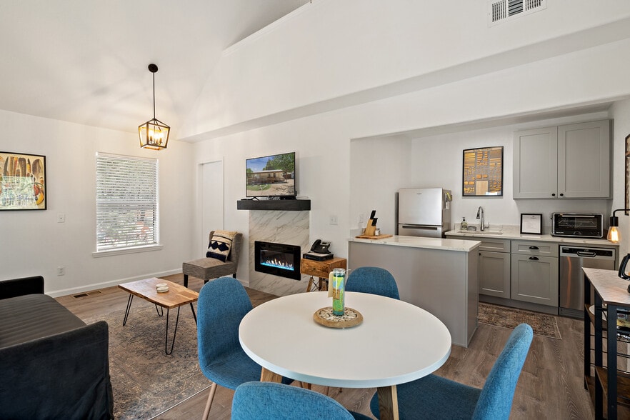 More Photos Of 104 Scudder Ln, Wimberley Hotel For Sale