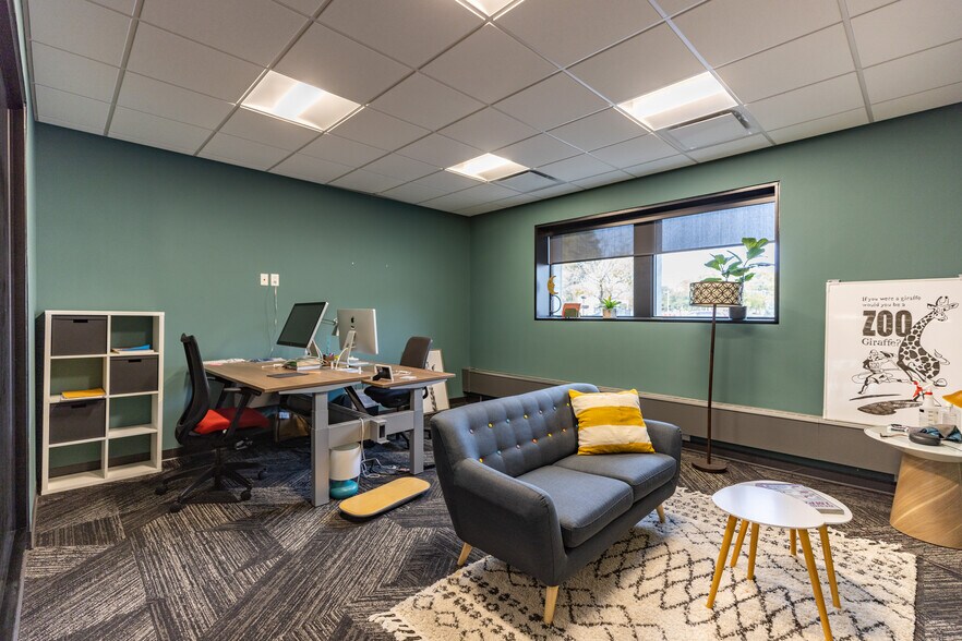 More Photos Of 402-404 E 4th St, Waterloo Office Residential For Sale