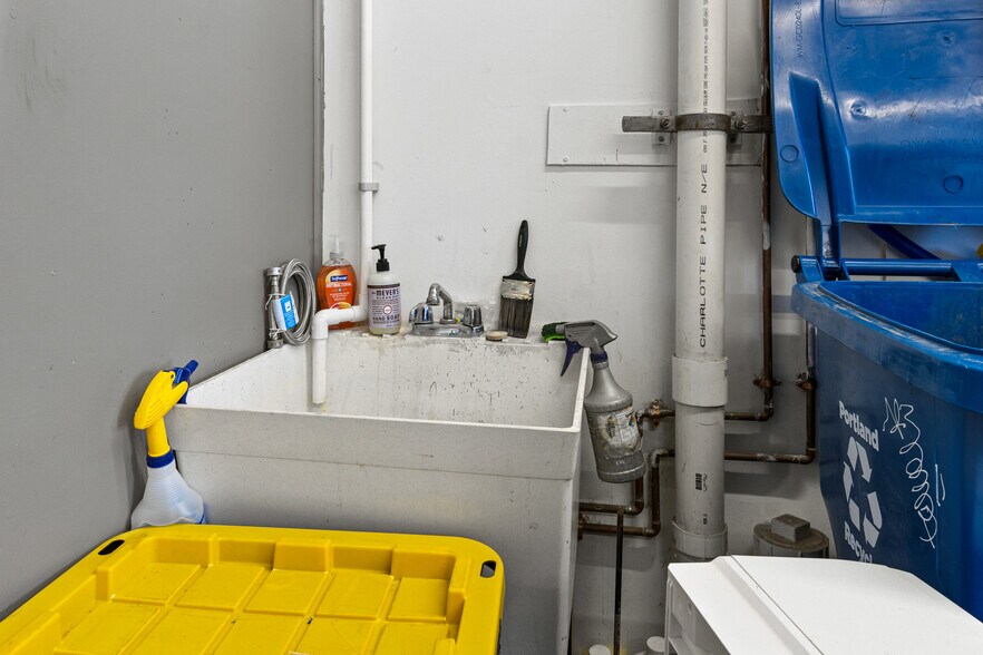 More Photos Of 2108 Broadway, South Portland Light Distribution For Sale