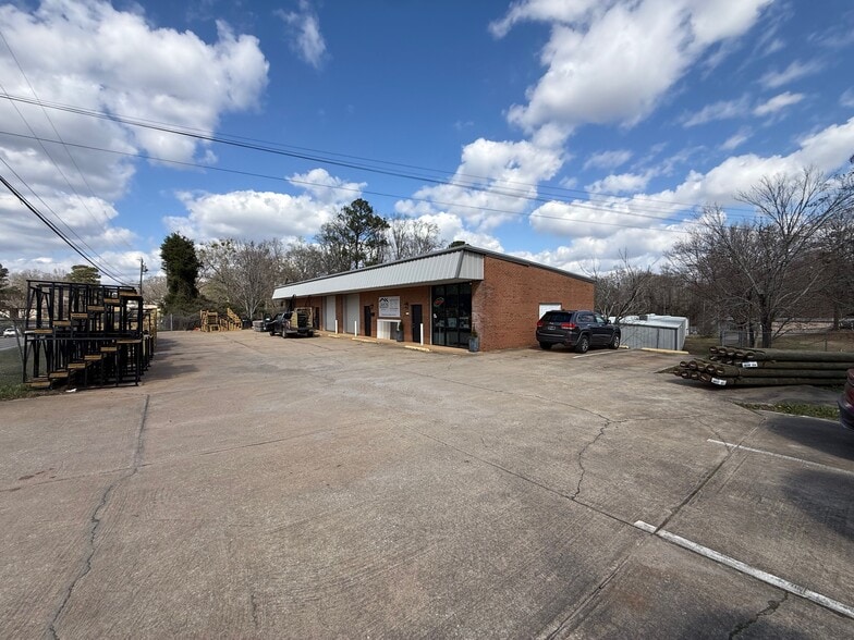More Photos Of 1601 Spring Dr, Opelika Showroom For Lease