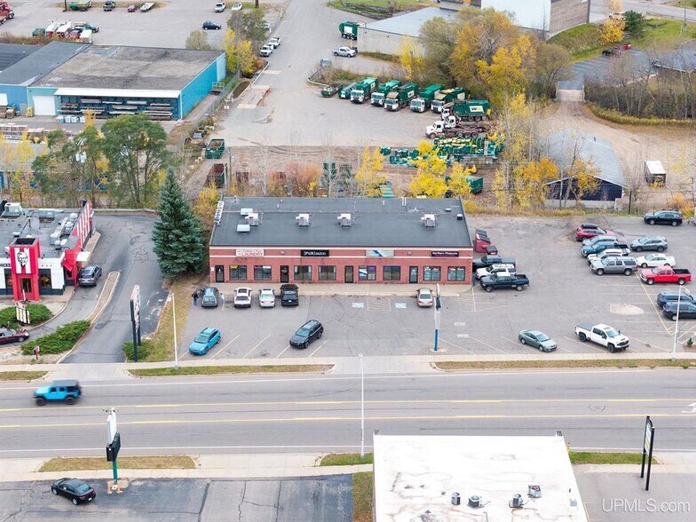 More Photos Of 1021 W Washington St, Marquette Flex For Sale