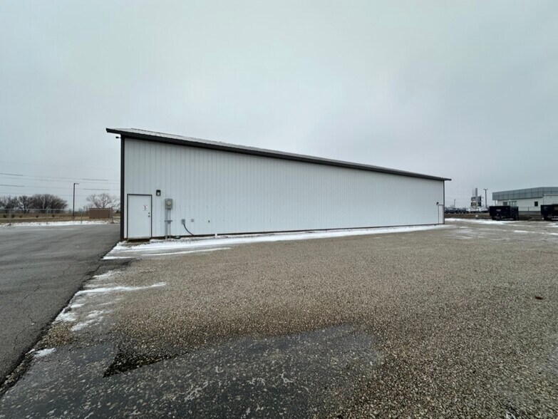 More Photos Of 3906 Hospitality Ln, Decatur Self Storage For Lease