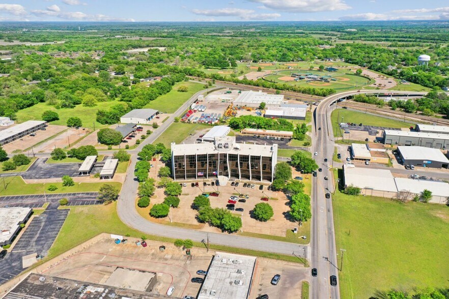 More Photos Of 1800 Teague Dr, Sherman Office For Sale