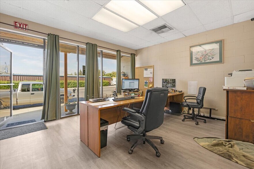 More Photos Of 100 1st St, Coalinga Radio TVTransmission Facilities For Sale