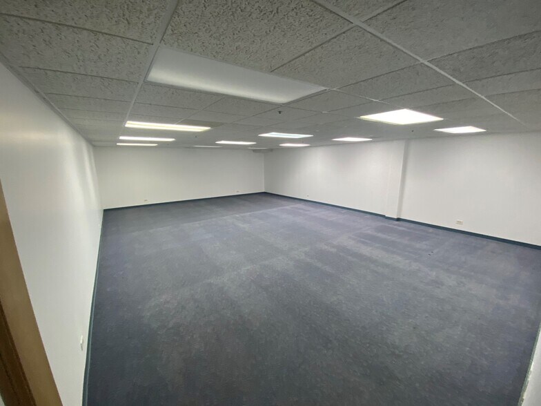 More Photos Of 3850 Clearview Ct, Gurnee Warehouse For Lease