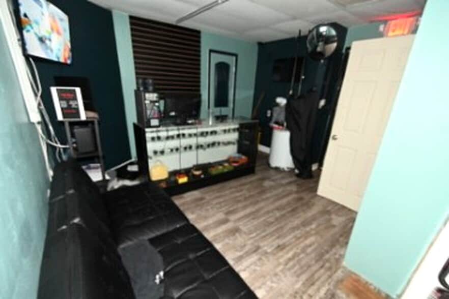 More Photos Of 2711 N Pine Hills Rd, Orlando Storefront For Sale