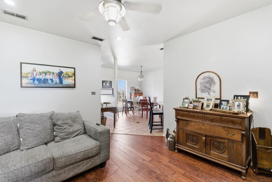More Photos Of 1889 Greenwood Rd, Weatherford Office For Sale