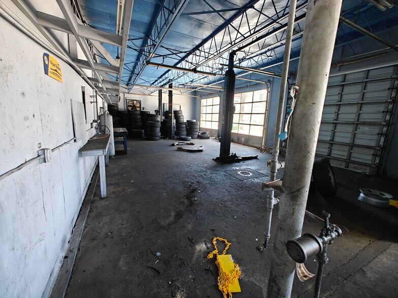 More Photos Of 18300 US Highway 19 N, Clearwater Auto Repair For Lease