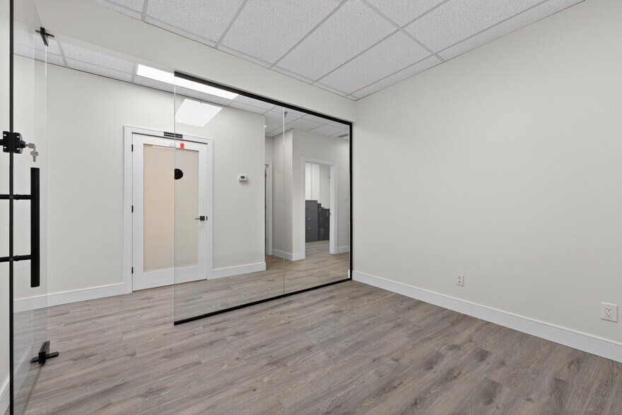 More Photos Of 570 Hood Rd W, Markham Service For Sale
