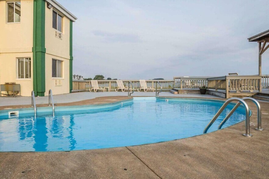 More Photos Of 1723 E Perry St, Port Clinton Hotel For Sale