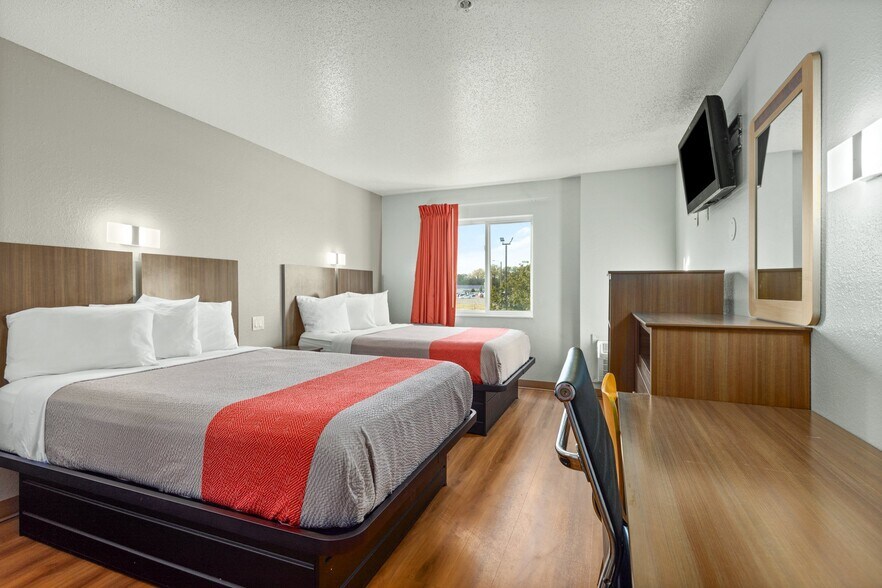 More Photos Of 1931 Lacy Dr, Junction City Hotel For Sale