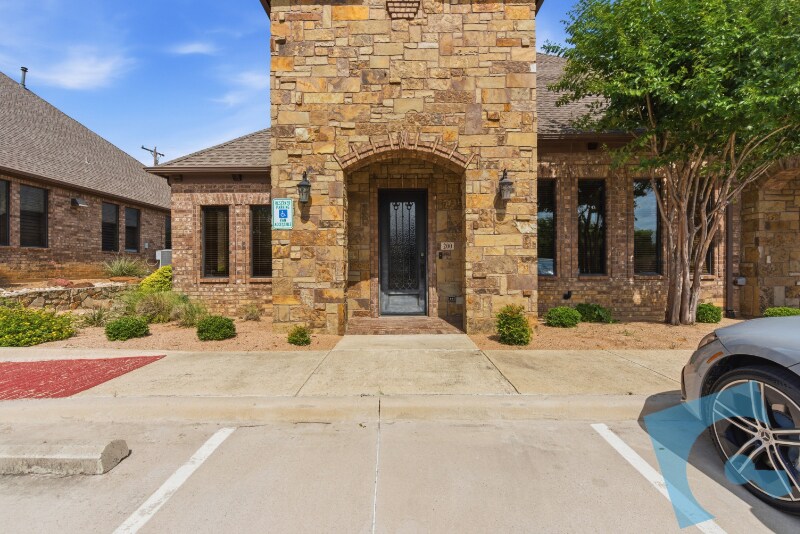 More Photos Of 9145 Belshire Dr, North Richland Hills Medical For Lease