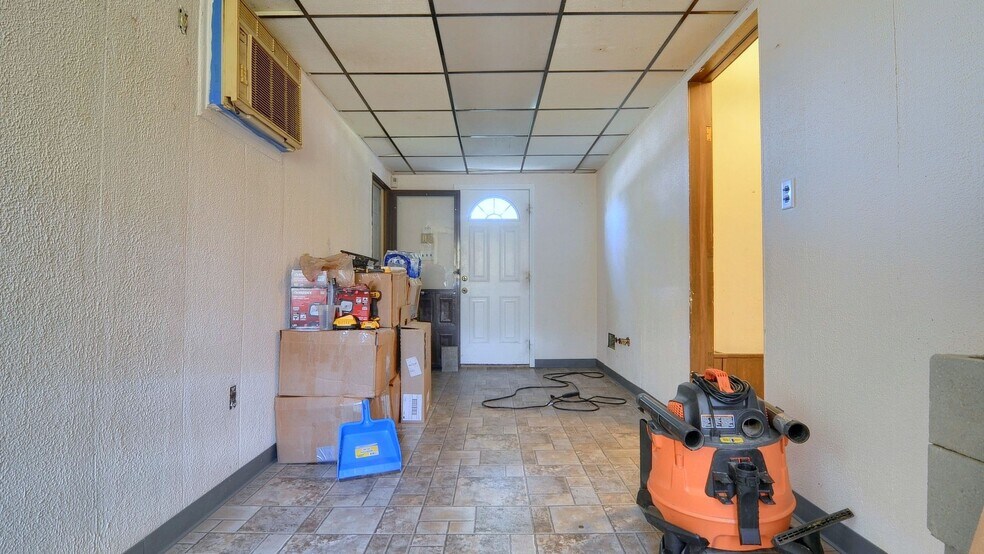 More Photos Of 42431 Mound Rd, Sterling Heights Storefront For Sale