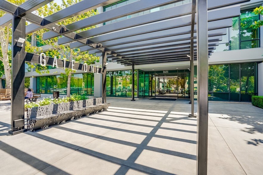 More Photos Of 2625 Townsgate Rd, Westlake Village Office For Lease