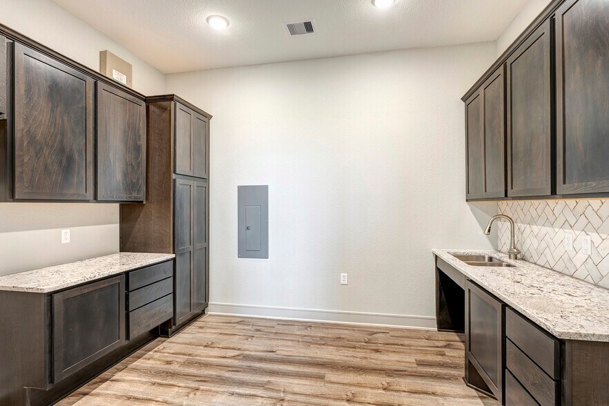 More Photos Of 10242 Greenhouse Rd, Cypress Office For Lease