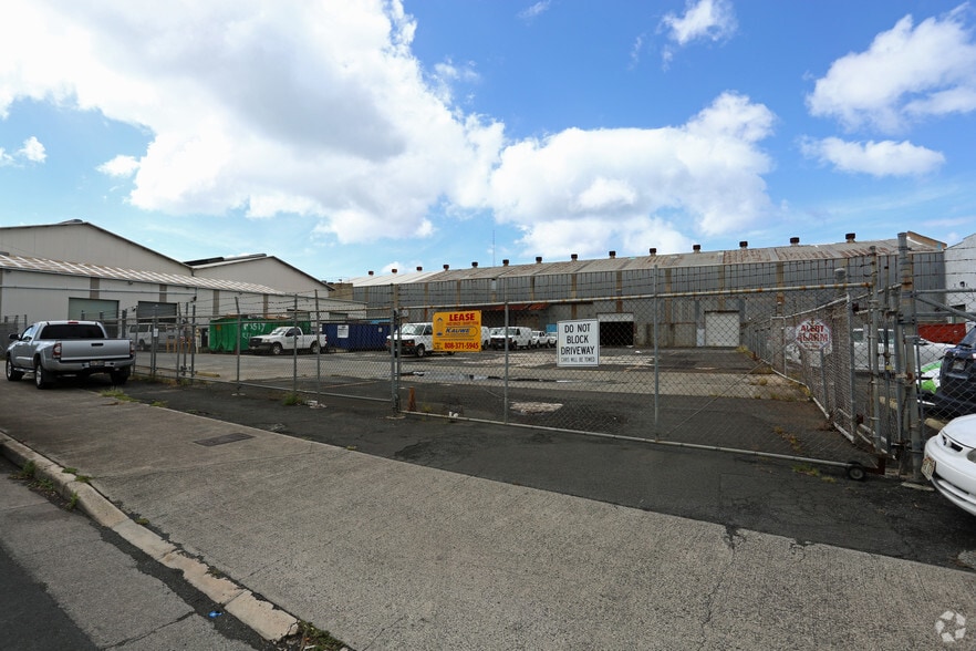 More Photos Of 926 Kohou St, Honolulu Warehouse For Lease