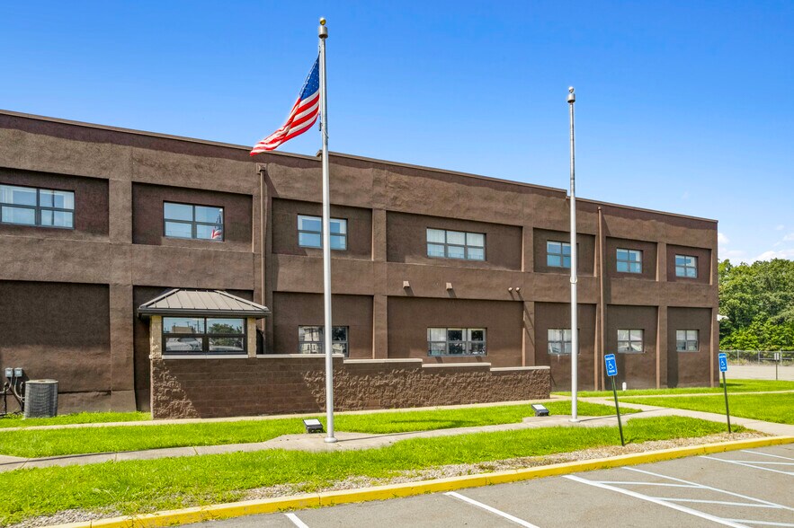 More Photos Of 101 Carleton Ave, Hazleton Manufacturing For Sale