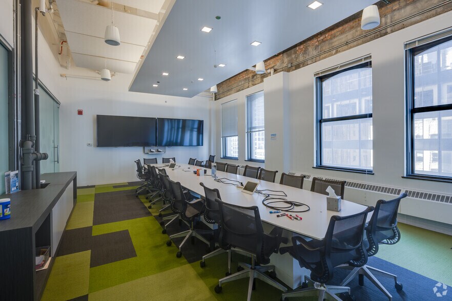More Photos Of 300 W Adams St, Chicago Office For Sale