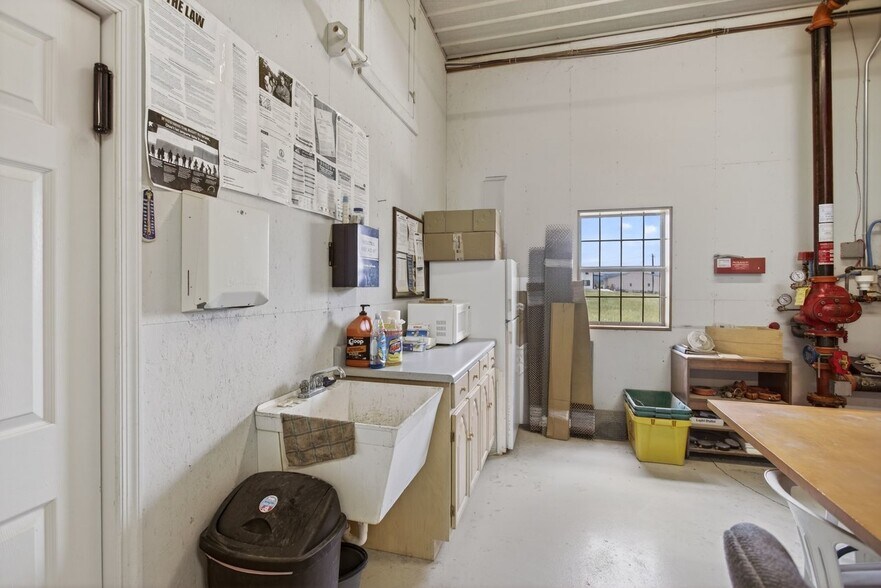 More Photos Of 641 Acorn Dr, Harrisonburg Manufacturing For Sale