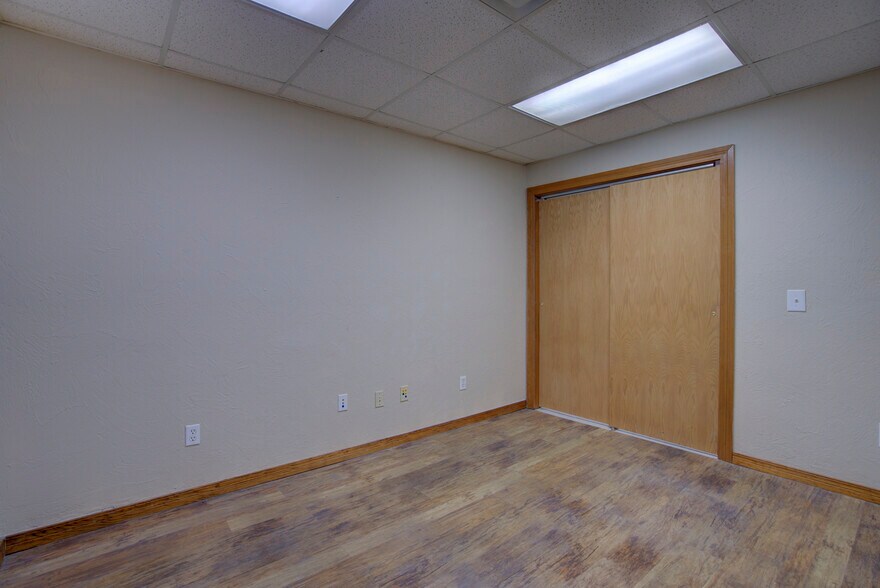 More Photos Of 2830 NW 32nd St, Newcastle Office For Sale