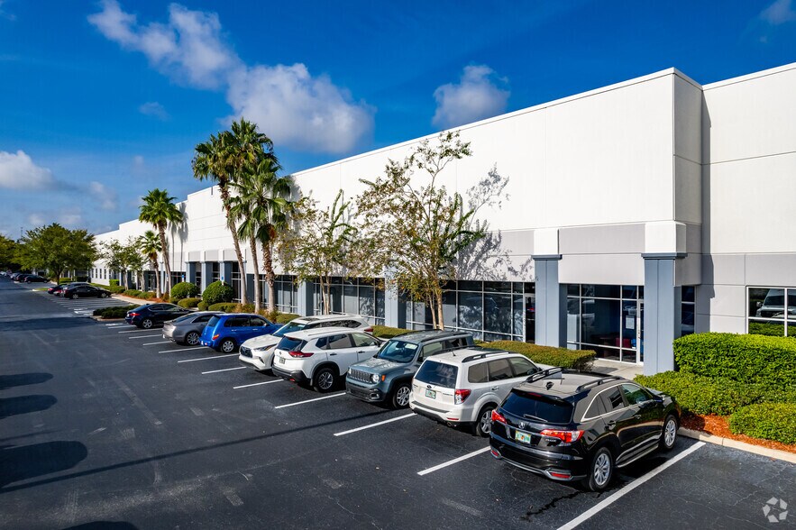 More Photos Of 7600 Kingspointe Pky, Orlando Unknown For Lease
