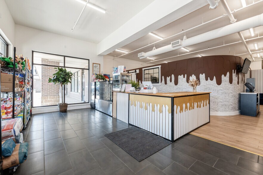 More Photos Of 5500 Merle Hay Rd, Johnston Storefront For Sale