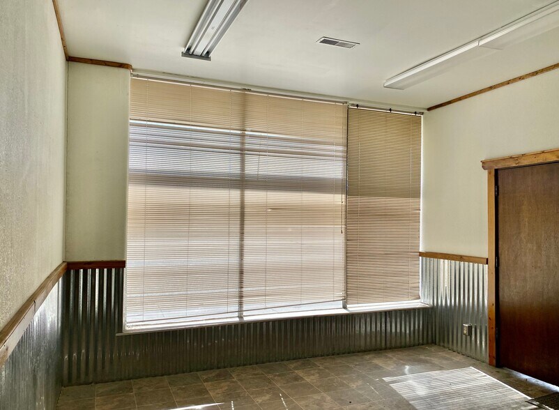 More Photos Of 252 W Main St, Delta General Retail For Sale