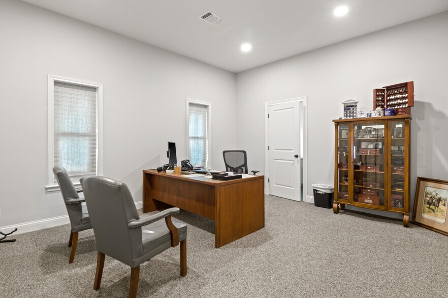 More Photos Of 107 E 11th St, Mount Pleasant Office For Sale