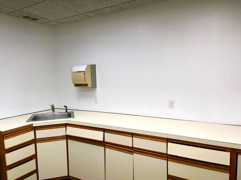 More Photos Of 1100 First State Blvd, Stanton Light Distribution For Lease