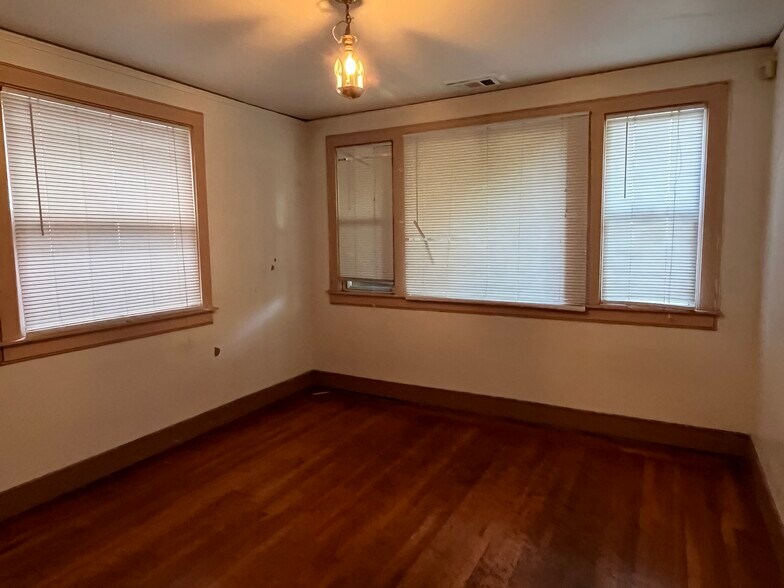 More Photos Of 3121 Broadway, Sacramento Storefront Retail Residential For Sale