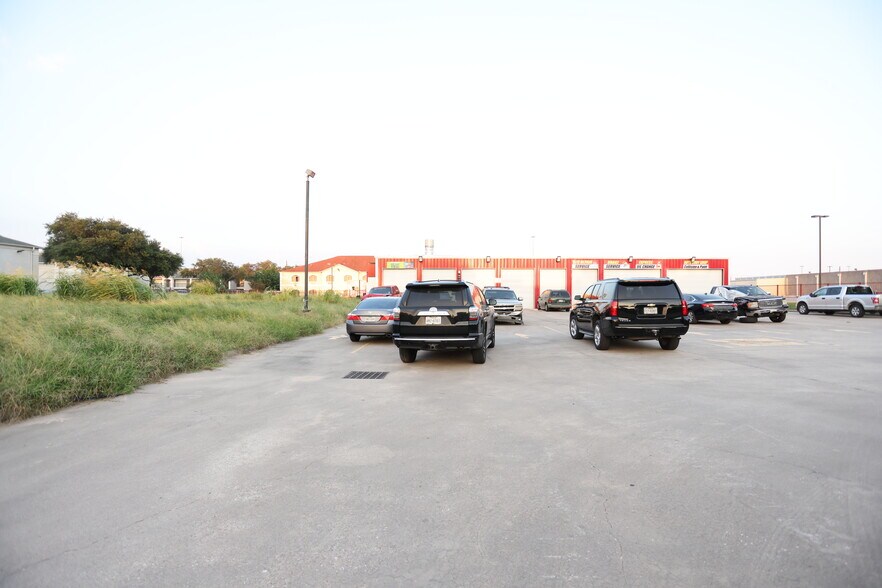 More Photos Of 101 Wells Fargo Dr, Houston Auto Repair For Sale