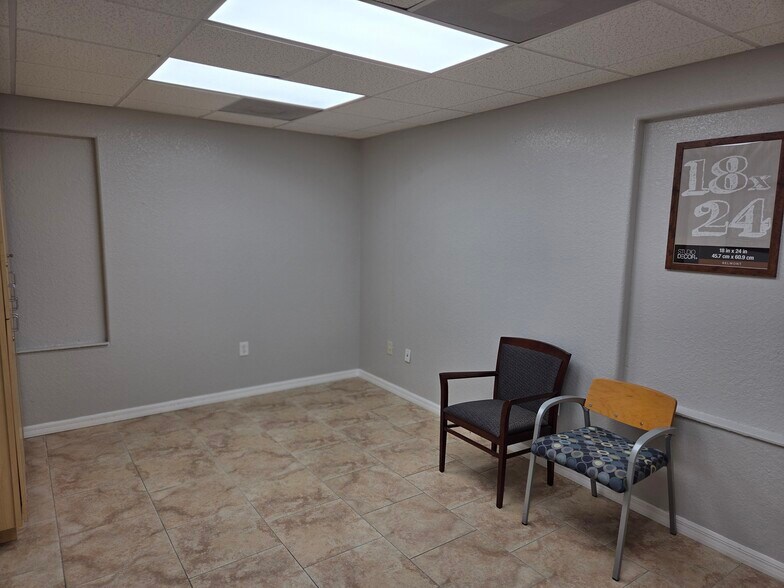 More Photos Of 143 N Oakwood Ave, Brandon Office For Lease
