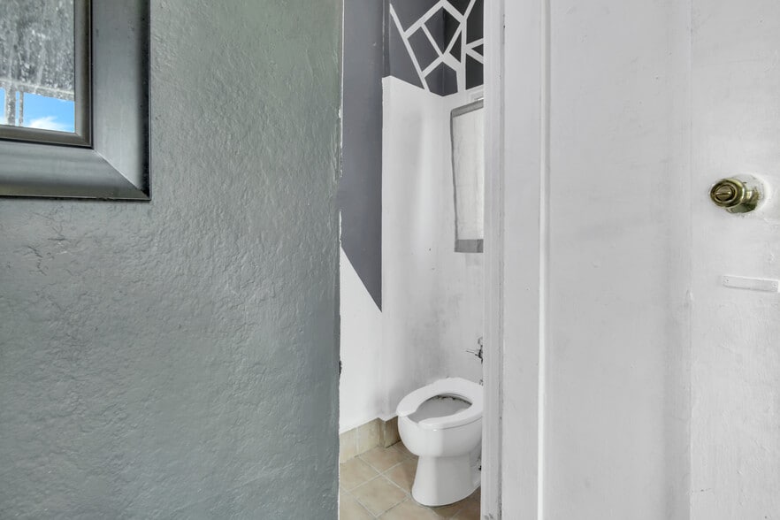 More Photos Of 1042 N Wilcox Ave, Los Angeles Hotel For Sale