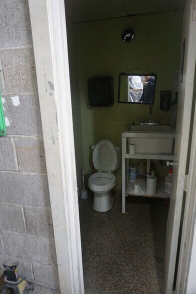 More Photos Of 3605 N Davis Hwy, Pensacola Warehouse For Sale