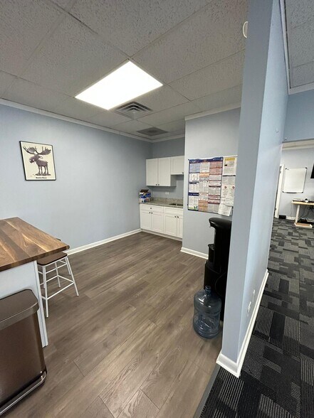 More Photos Of 7801-7855 Gross Point Rd, Skokie Flex For Sale