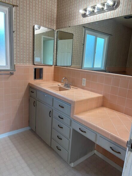 More Photos Of 626 Civic Center Dr, Vista Medical For Lease
