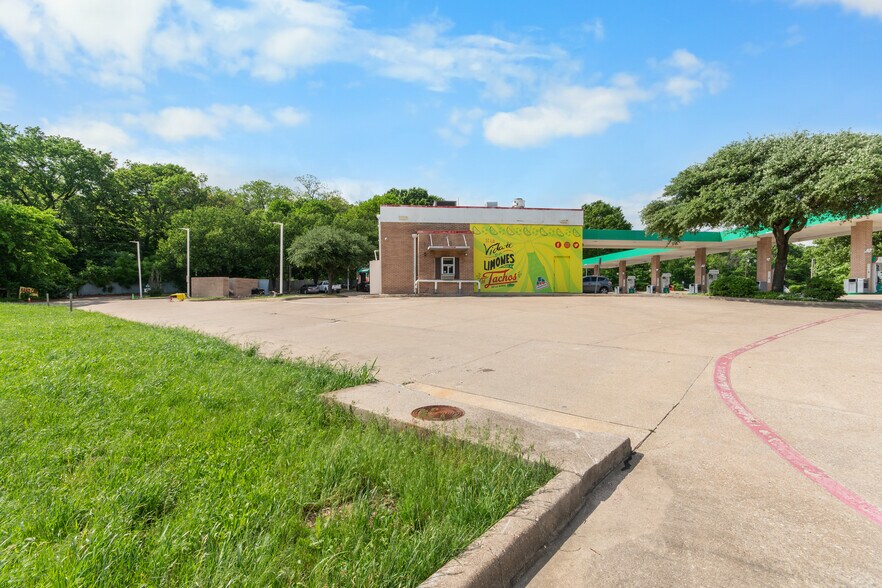 More Photos Of 2002 State Highway 66, Garland Service Station For Sale