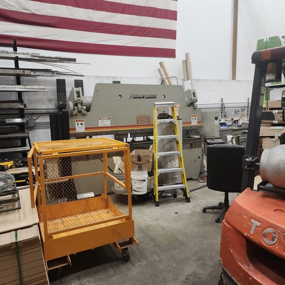 More Photos Of 100 Lawton St, Torrington Manufacturing For Lease