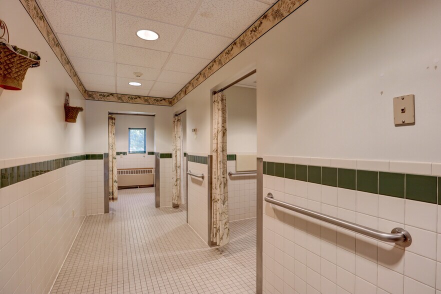 More Photos Of 4960 Hill Rd, Kennedy Schools For Lease
