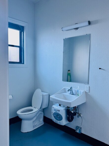 More Photos Of 3331 NE Sandy Blvd, Portland Storefront Retail Office For Lease