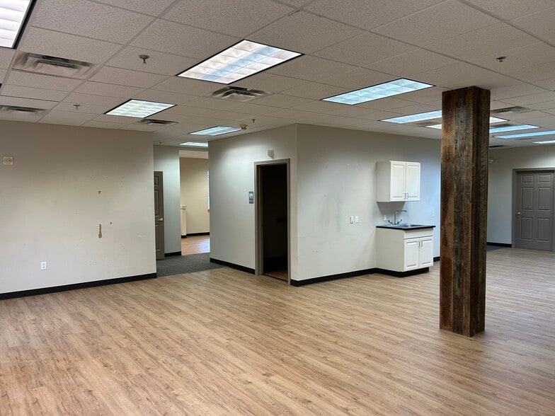 More Photos Of 45 Forest Falls Dr, Yarmouth Medical For Sale