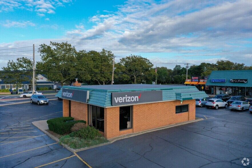 More Photos Of 1051-1081 Old Country Rd, Riverhead General Retail For Lease