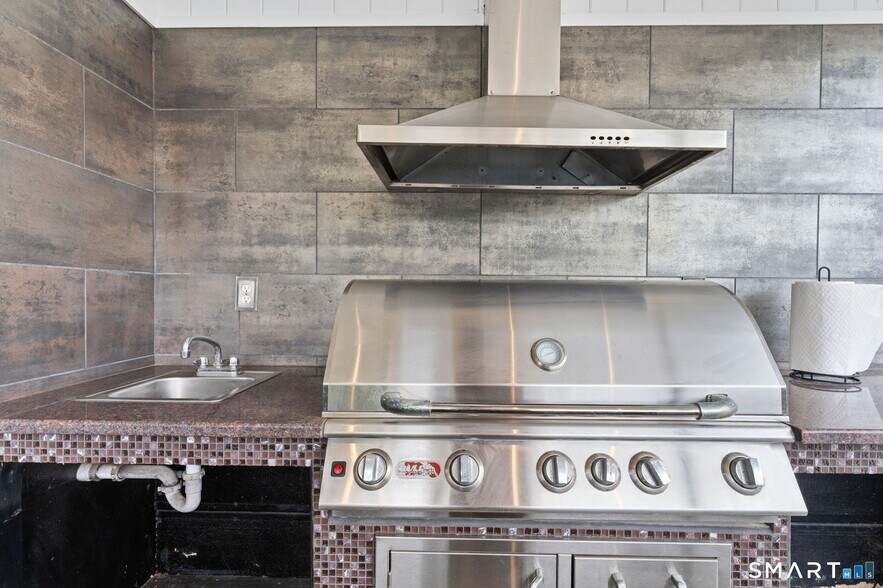 More Photos Of 139 Riverside Dr, Thompson Freestanding For Sale
